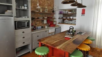 Casa família, 2 quartos, suíte, vista para a montanha | Cozinha privada | Geladeira, micro-ondas, fogão, cooktop