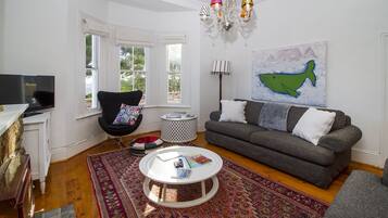 Casa familiar, 2 habitaciones, baño en la habitación, vista a la montaña | Sala de estar | Televisión y chimenea