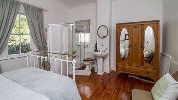 Casa familiar, 2 habitaciones, baño en la habitación, vista a la montaña | Baño | Regadera, amenidades de baño gratuitas, secadora de cabello, toallas