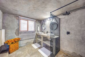 Suite presidencial, 1 habitación | Baño | Tina y regadera independientes, tina profunda, regadera tipo lluvia 