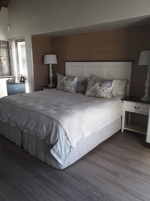 Deluxe Double Room | 1 bedroom, premium bedding, minibar, in-room safe - Little Rock Guest House (Jongensfontein)