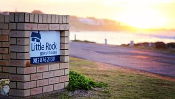 Fachada de la propiedad por la tarde o noche