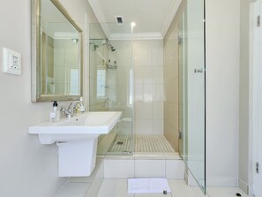 Suite | Baño | Secadora de cabello, toallas, jabón, shampoo 