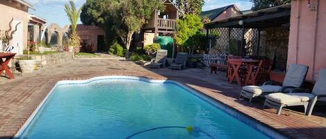 Sesongbasert utendørsbasseng, bassengparasoller og solsenger