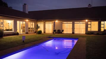 Una piscina al aire libre, tumbonas