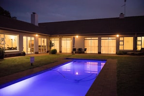 Piscine extérieure, chaises longues