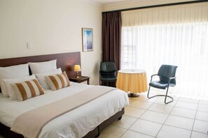 低刺激性寝具、客室ごとに異なる装飾、客室ごとに異なるインテリア、デスク