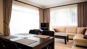 Luxury Apartment, 2 Bedrooms | Living room