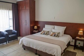 Deluxe Room, 1 Bedroom | Hypo-allergenic bedding, individually decorated, individually furnished