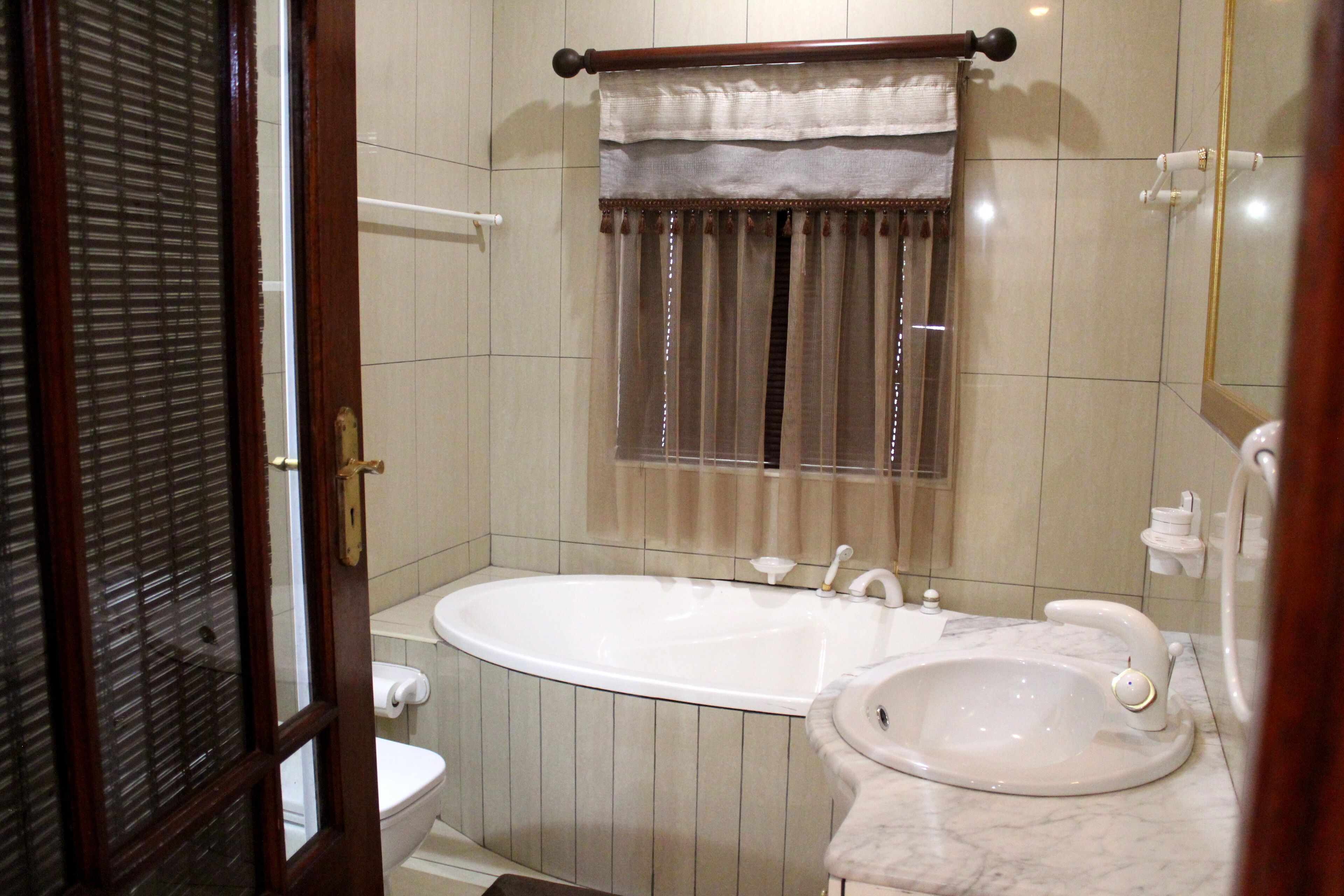 executive room (buffalo) | bathroom | free toiletries, hair dryer, towels