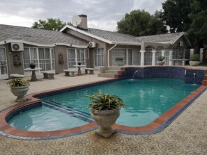 Outdoor pool - Oh So You Guesthouse (Moqhaka)