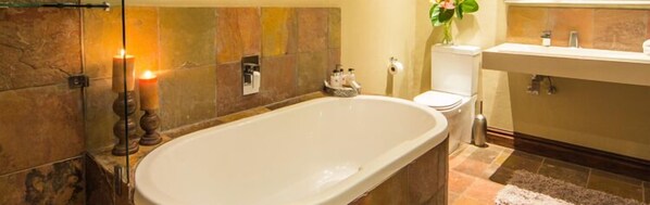 Un baño con bañera, inodoro y lavabo.