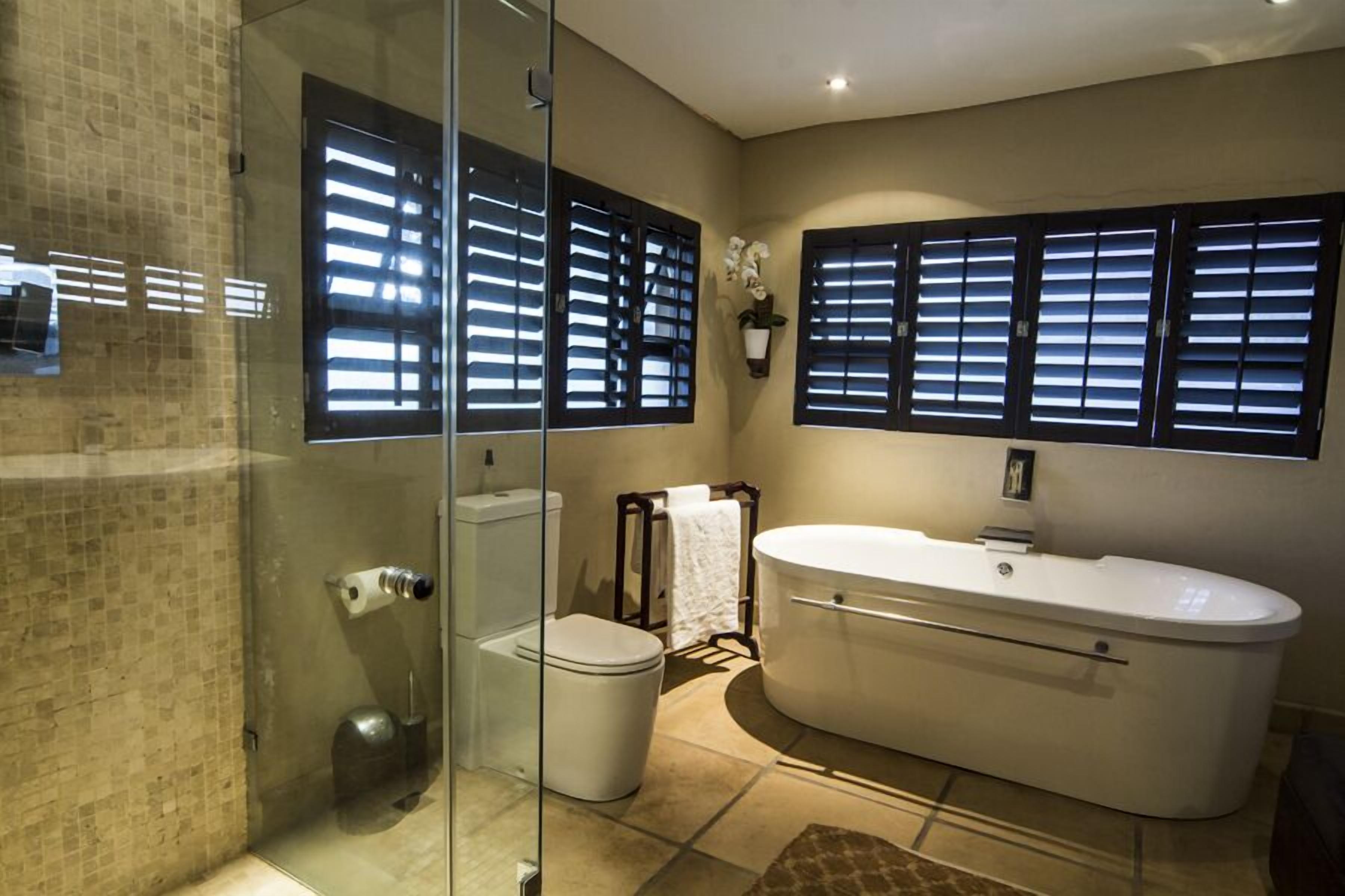 Standard Suite | Bathroom | Free toiletries, slippers, towels