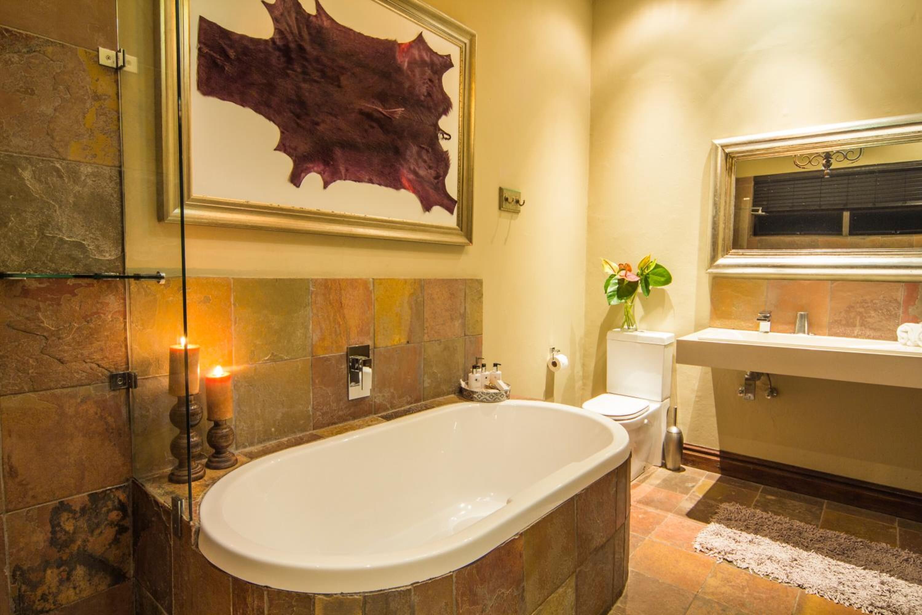 Un baño con una bañera independiente, un inodoro y un lavabo.