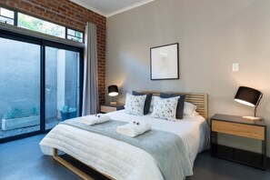 Queensrest 6 | Desk, laptop workspace, blackout drapes, free WiFi - Queensrest (Pretoria)