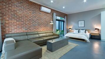 Queensrest 6 | 2 bedrooms, desk, laptop workspace, blackout drapes