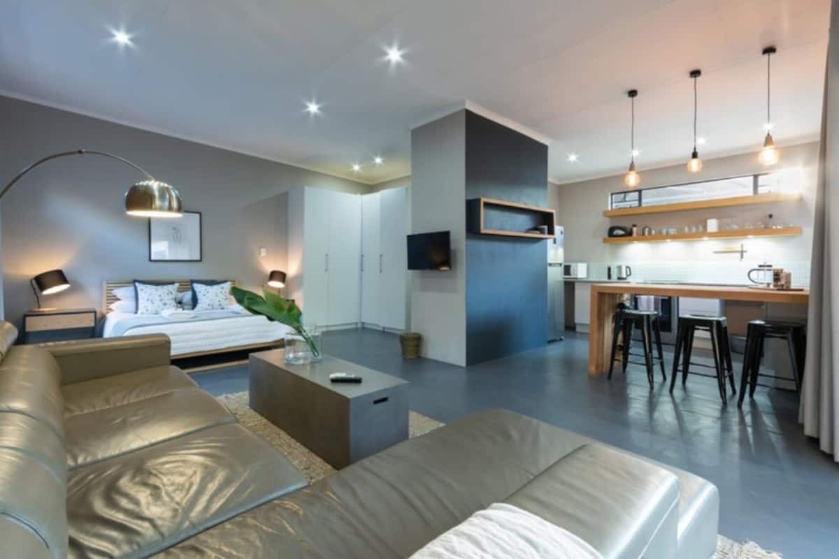 2 bedrooms, desk, laptop workspace, blackout curtains