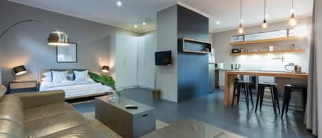 Queensrest 6 | 2 bedrooms, desk, laptop workspace, blackout curtains