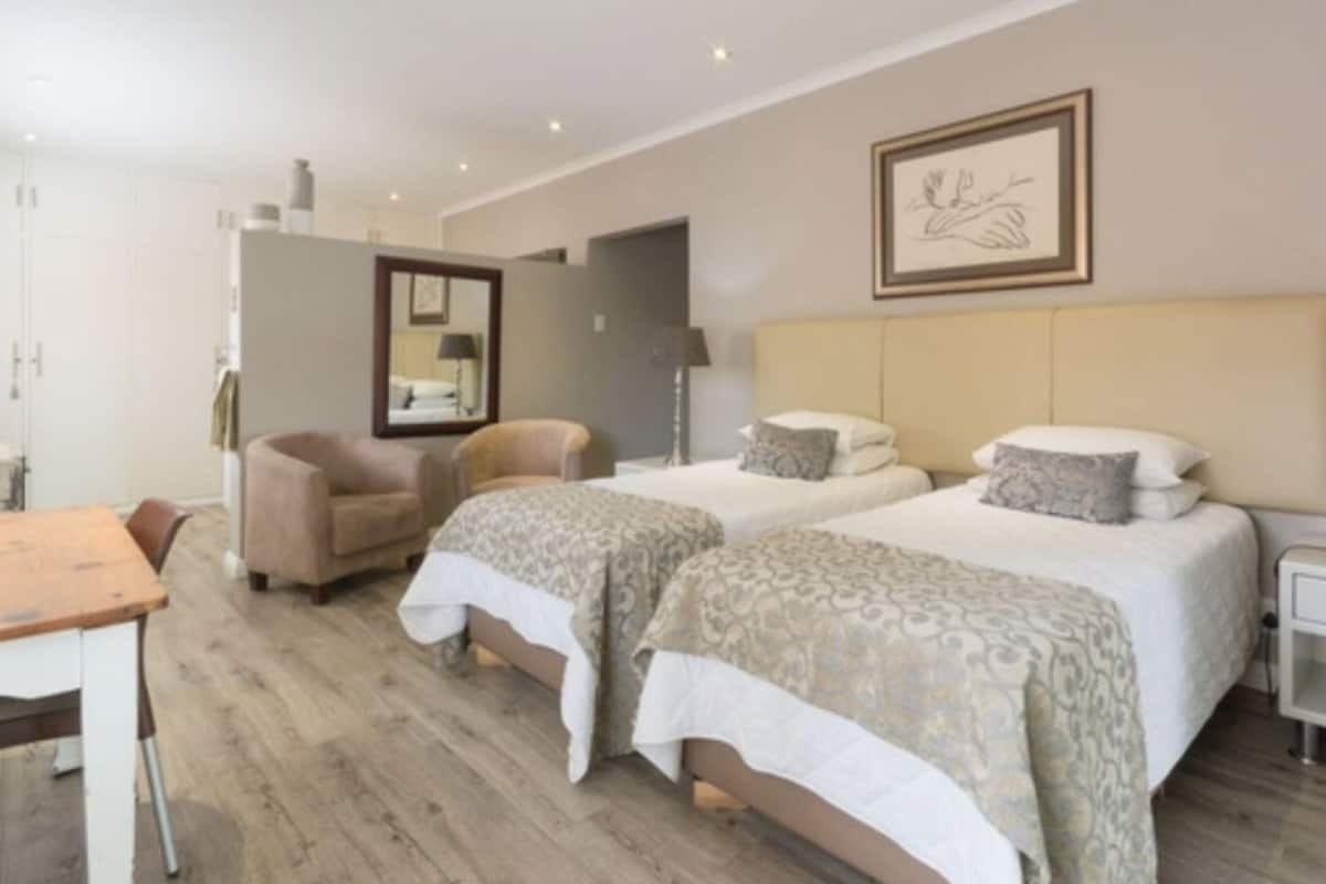 Queensrest 1 | Desk, laptop workspace, blackout drapes, WiFi (free)