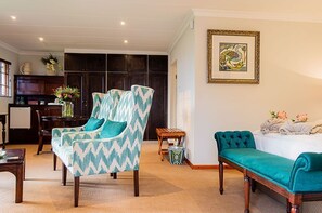 Red Robin Suite | Living area