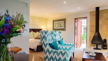 Red Robin Suite | Living area | Flat-screen TV