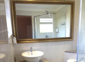 Towels, soap, shampoo, toilet paper - theSolution BnB (East London)