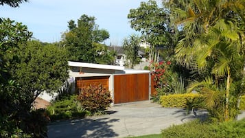 Vista frontal de la propiedad