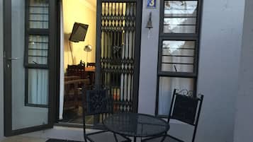 3 sleep: 2 single beds, 3/4 sleep couch | Fer et planche Ă repasser, Wi-Fi gratuit, draps fournis