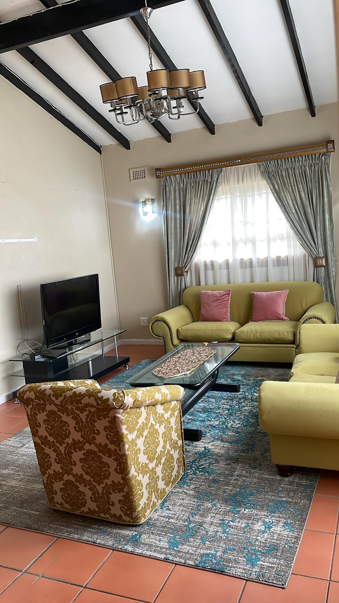 บ้านดีลักซ์ | บริเวณนั่งเล่น | ทีวี 40 นิ้ว พร้อมช่องดาวเทียม