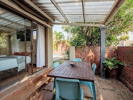 Tabla de planchar con plancha, wifi gratis y ropa de cama