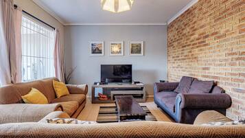 Basic House | Iron/ironing board, free WiFi, bed sheets