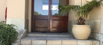 VJ's Guesthouse and Restaurant