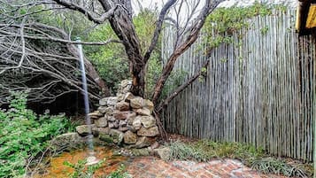 Tente, salle de bains commune (Bush Camp) | Douche de la salle de bain