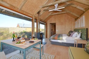 Standard Double or Twin Room (Fynbos Cabin 1 - 6) | Pengeskab på værelset, individuelt design, individuel indretning