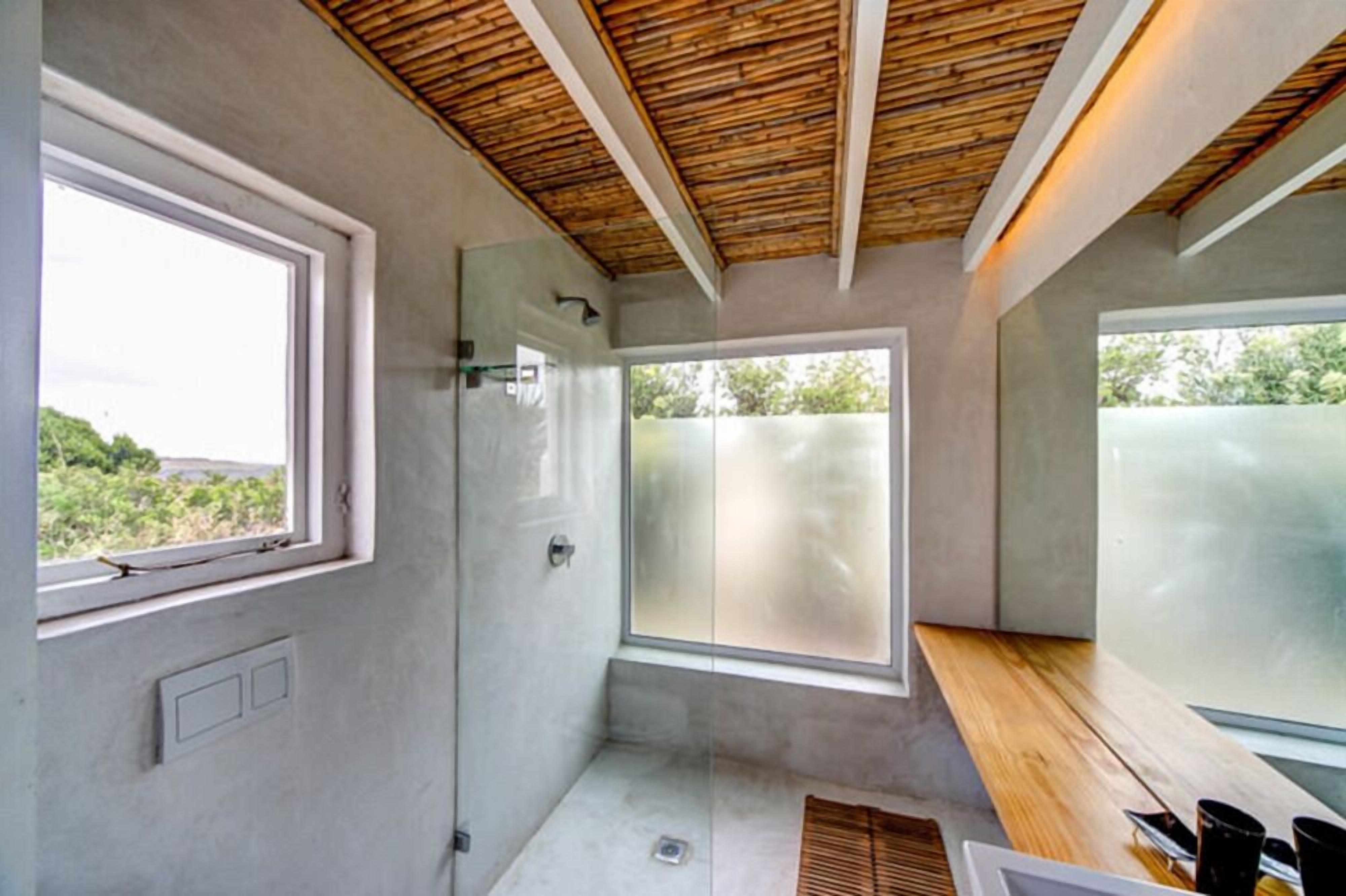 Een douche, handdoeken, toiletpapier