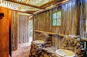 Tent, gedeelde badkamer (Bush Camp) | Badkamer met wastafel