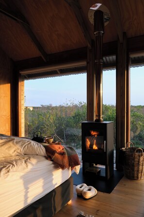 Standard Double or Twin Room (Fynbos Cabin 1 - 6) | Tallelokero huoneessa, yksilöllisesti sisustettu