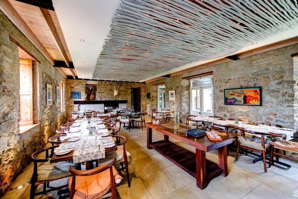 Breakfast and lunch served, local and international cuisine