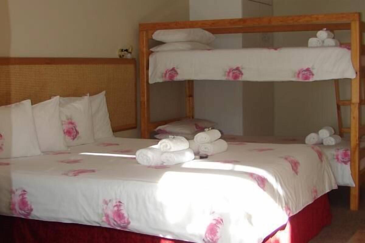 Camera familiare, 1 camera da letto | Minibar, una cassaforte in camera, una scrivania, Wi-Fi gratuito
