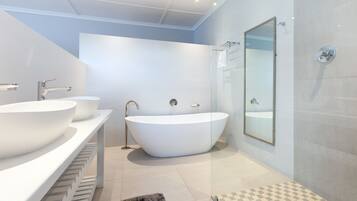 Banheira e chuveiro separados, produtos de toalete grátis