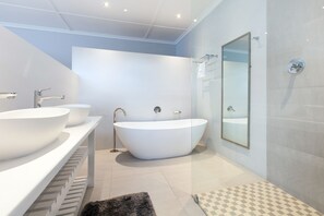 Bathtub dan shower terpisah, perlengkapan mandi gratis,  dan handuk