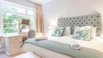 Apartamento premier, 3 quartos, vista para a praia | 1 quarto, roupas de cama premium, ferros/tábuas de passar roupa