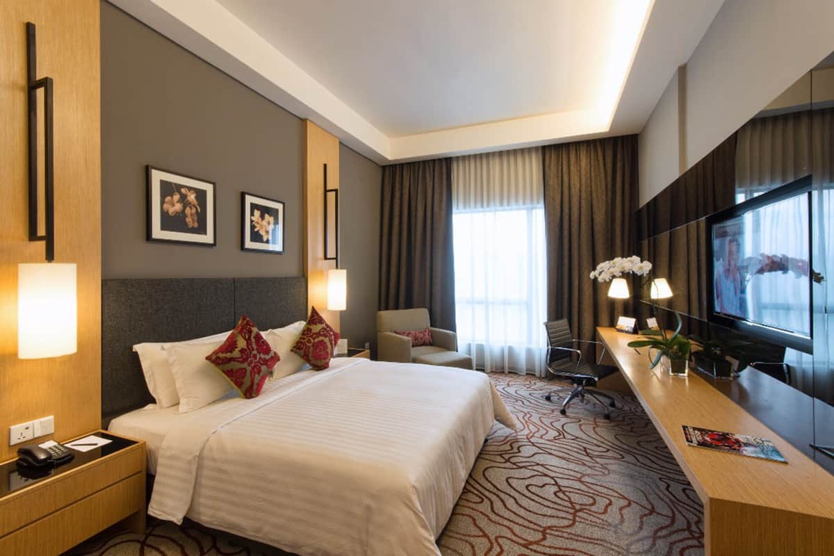 deluxe room, 1 king bed | in-room safe, desk, soundproofing, iron/ironing board