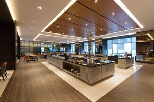 每日供应自助式早餐（每人 MYR 38）