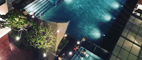 Utomhuspool och solstolar