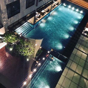 Outdoor pool, pool loungers - Impiana Hotel Senai (Senai)