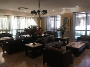 Área de estar no saguão
