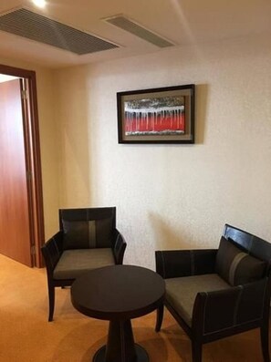 Junior-Suite | Wohnbereich | Plasmafernseher