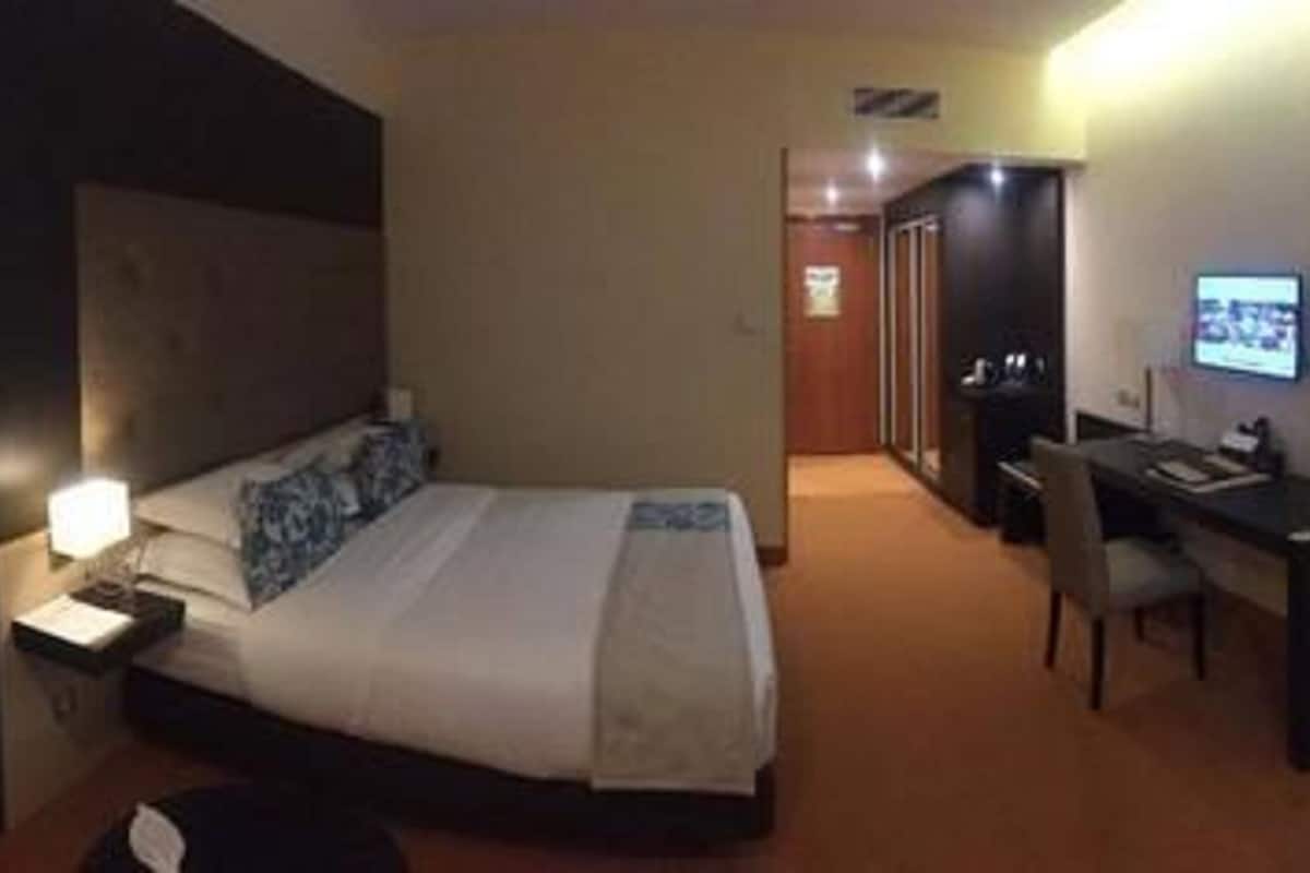 Deluxe Double Room | Minibar (some free items), in-room safe, desk, blackout drapes