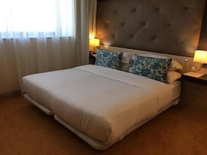 Deluxe-Doppelzimmer | Minibar (mit einigen kostenlosen Artikeln), Zimmersafe, Schreibtisch